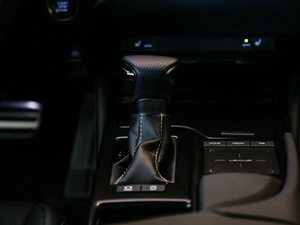 2020款260 F SPORT 中控区