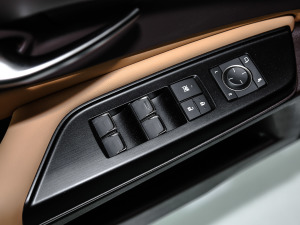 2020款300h 臻享版 主驾车窗控制区	