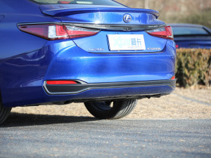 2021款300h F SPORT 排气管