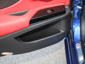 2021款300h F SPORT 后门储物空间