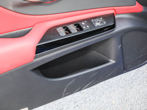 2021款300h F SPORT 前门储物空间