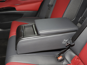 2021款260 F SPORT 后排中央扶手