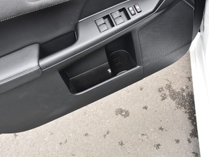 2020款200h 舒适版 单色 前门储物空间