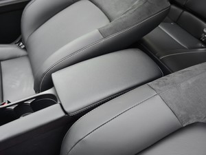 2020款200h 舒适版 单色 中央扶手箱