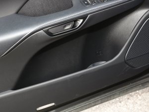 2023款500h 四驱F SPORT Performance 前门储物空间
