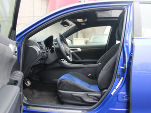 2012款200h F Sport  前排空间