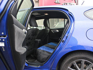 2012款200h F Sport  后排空间
