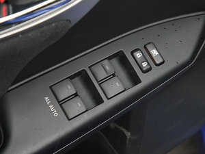 2012款200h F Sport  主驾车窗控制区	