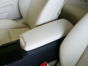 2011款250C 中央扶手箱