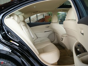 2010款240 典雅版 后排空间
