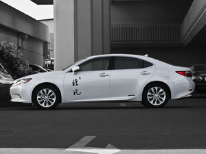 2013款300h 豪华版 整体外观