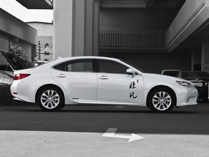 2013款300h 豪华版 整体外观