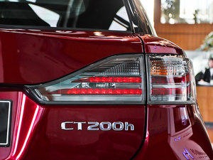 2013款200h 领先版 尾灯