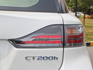 2013款200h 精英版 尾灯