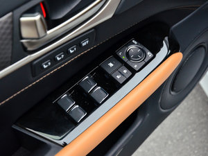 2016200t F SPORT {܇ƅ^	