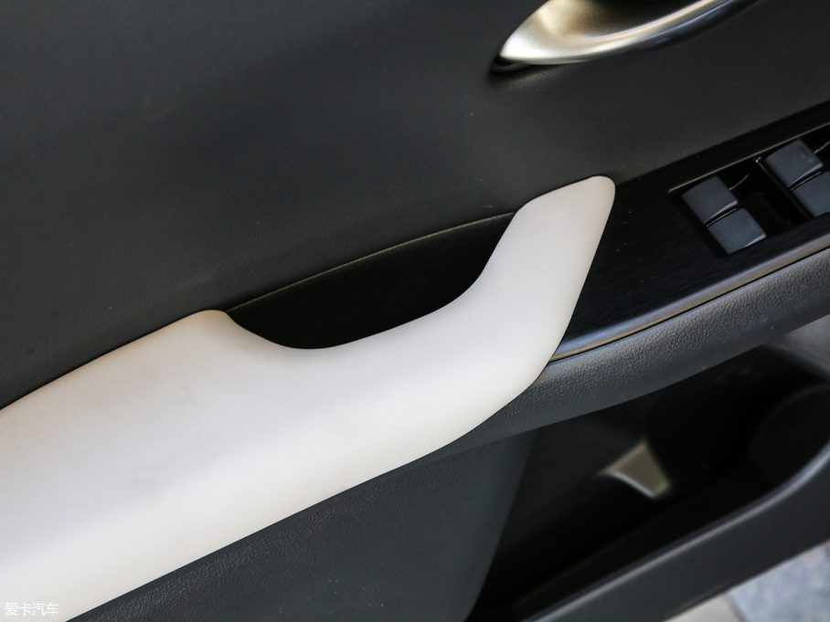 2019׿_˹UX 260h ̽ (gu)V