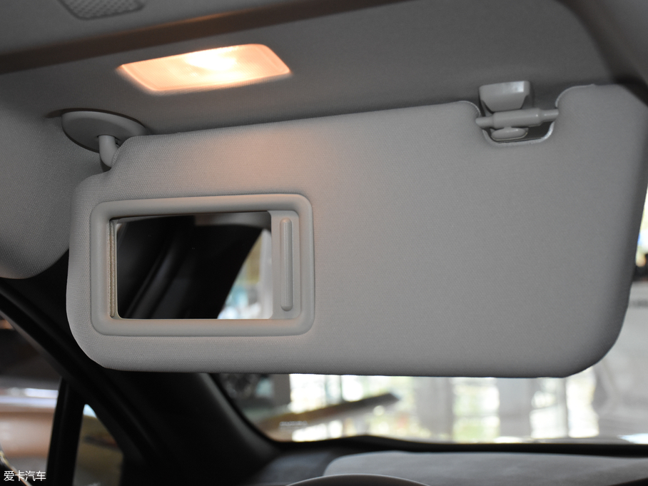 2019׿_˹UX 260h ̽ (gu)V