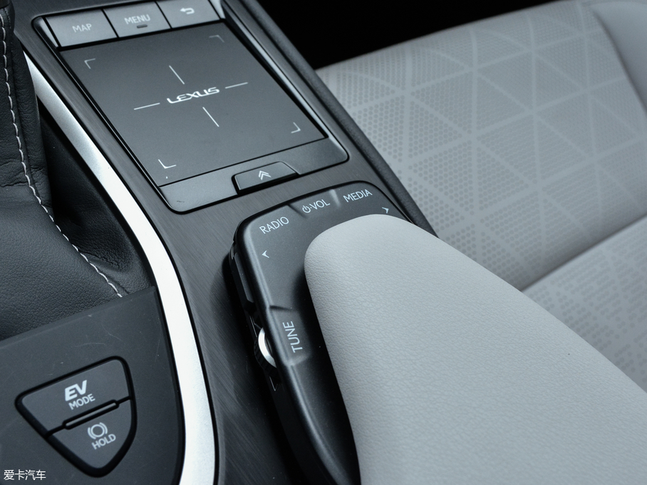 2019׿_˹UX 260h ̽ (gu)V