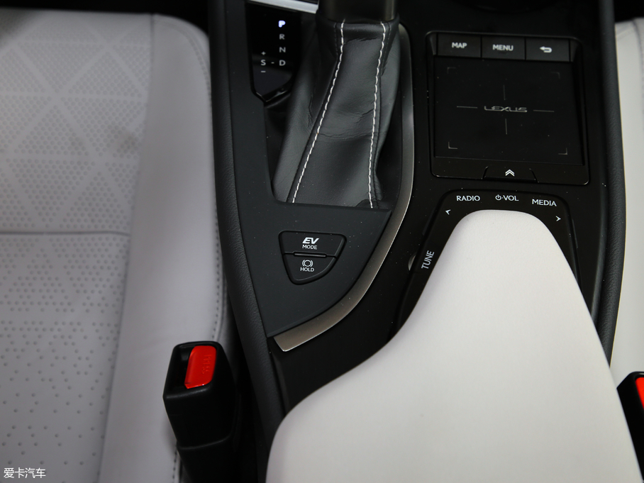 2019׿_˹UX 260h ̽ (gu)VI