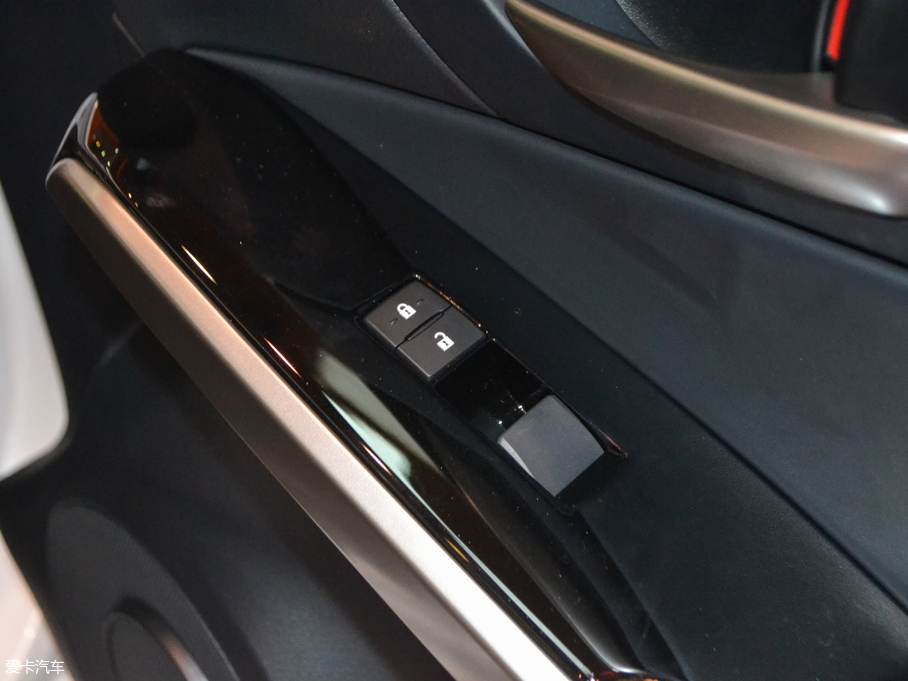 2017���׿��_˹IS 300 �I�Ȱ�