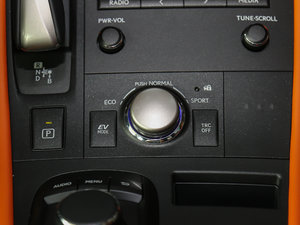 2017200h F SPORT ɫ п؅^