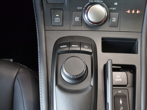 2017200h F SPORT ɫ п؅^