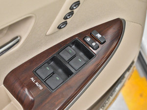 2013款2.7L 四驱豪华版 主驾车窗控制区	