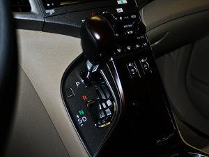 2013款2.7L 两驱豪华版 换挡杆