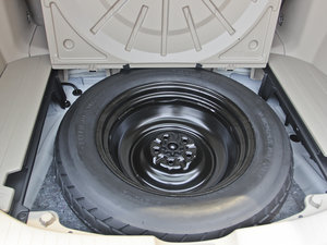 2013款2.7L 两驱豪华版 备胎