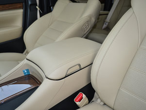 2018款3.5L 尊贵版 中央扶手箱