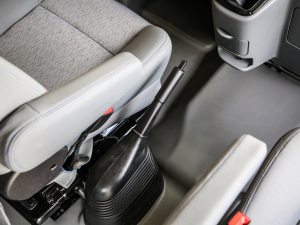 2021款2.0T 手动通途长轴超高顶 5/6/7座 中控区