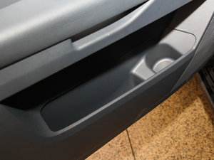 2014款E5 2.8T 精英版4JB1 前门储物空间