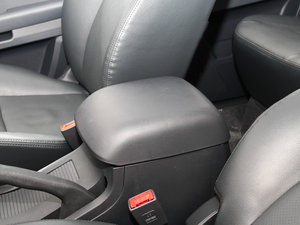 2014款E5 2.8T 精英版4JB1 中央扶手箱