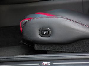 2015款3.8T Nismo 主驾驶座椅调节