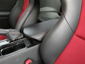 2015款3.8T Nismo 中央扶手箱