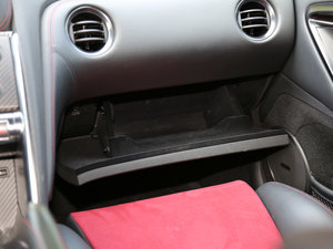 2015款3.8T Nismo 手套箱