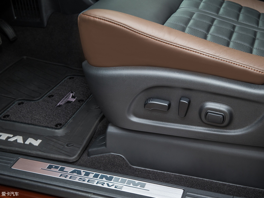 2016��Titan �p�� ������