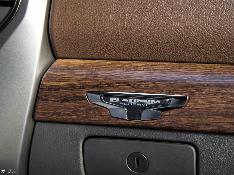 2016��Titan �p�� ������