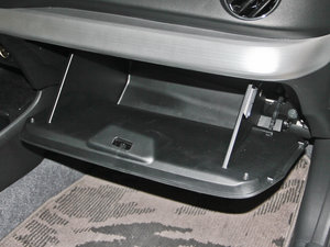 2013款1.3L 基本版 手套箱