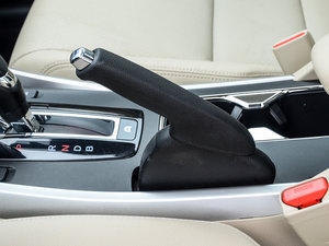 2015款Hybrid 驻车制动器