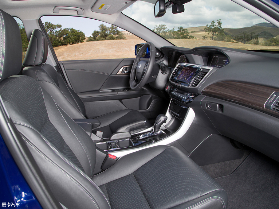 2016w() TOURING Hybrid