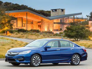 2016款TOURING Hybrid 整体外观