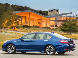 2016款TOURING Hybrid 整体外观