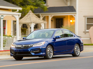 2016款TOURING Hybrid 整体外观