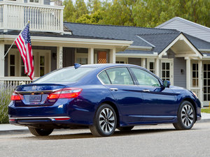 2016款TOURING Hybrid 整体外观