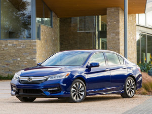 2016款TOURING Hybrid 整体外观