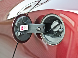 2012款3.7L  油箱盖