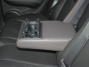 2012款3.7L  后排中央扶手