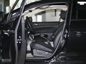 2010款2.4L 四驱运动导航版 前排空间