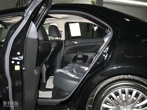 2010款2.4L 四驱运动导航版 后排空间